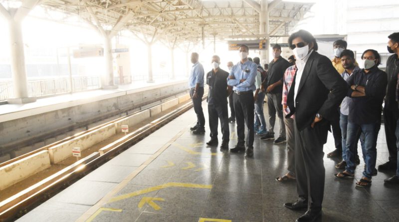 Pawan Kalyan travels in Metro for vakeel Saab shoot
