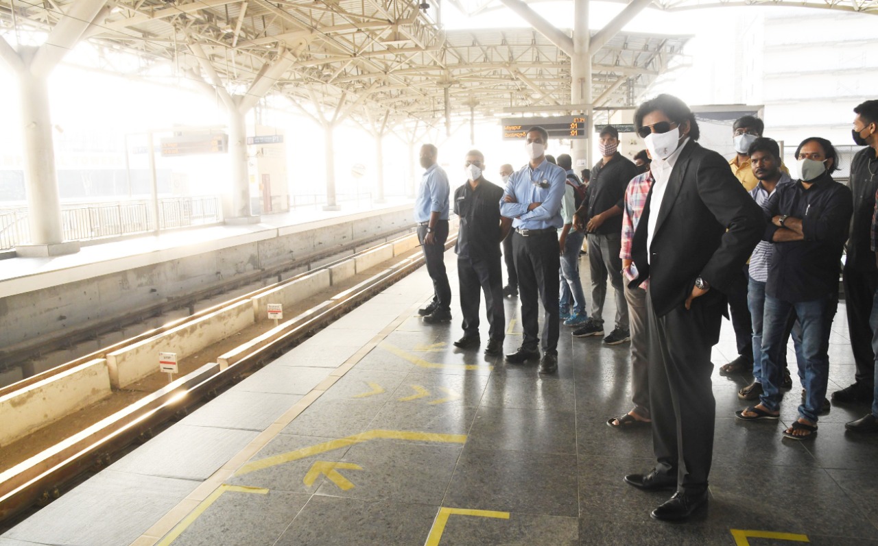 Pawan Kalyan travels in Metro for vakeel Saab shoot