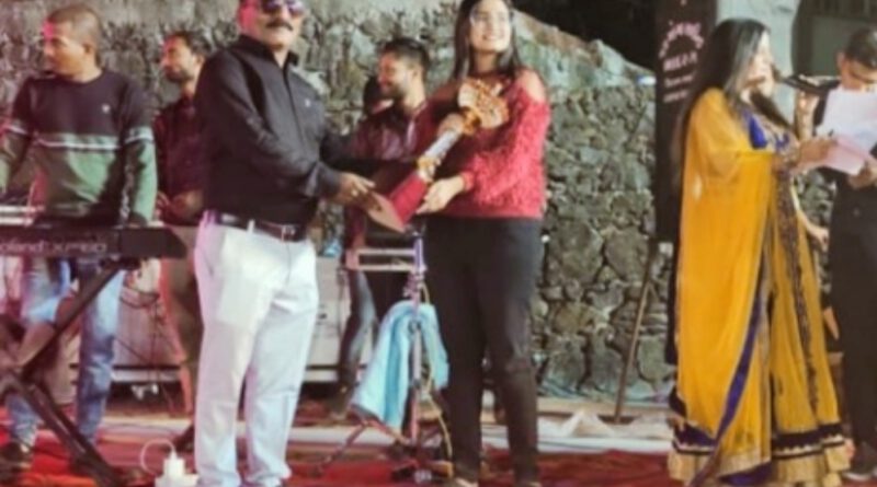 . Chandni Vegad, receives “Best Singer Award” at “Gujarat Cine Media Awards” function